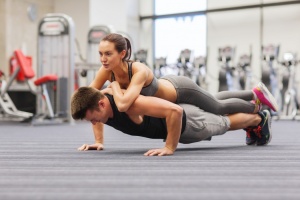 couple-workout-gym-boy-and-girl-pushups-t2